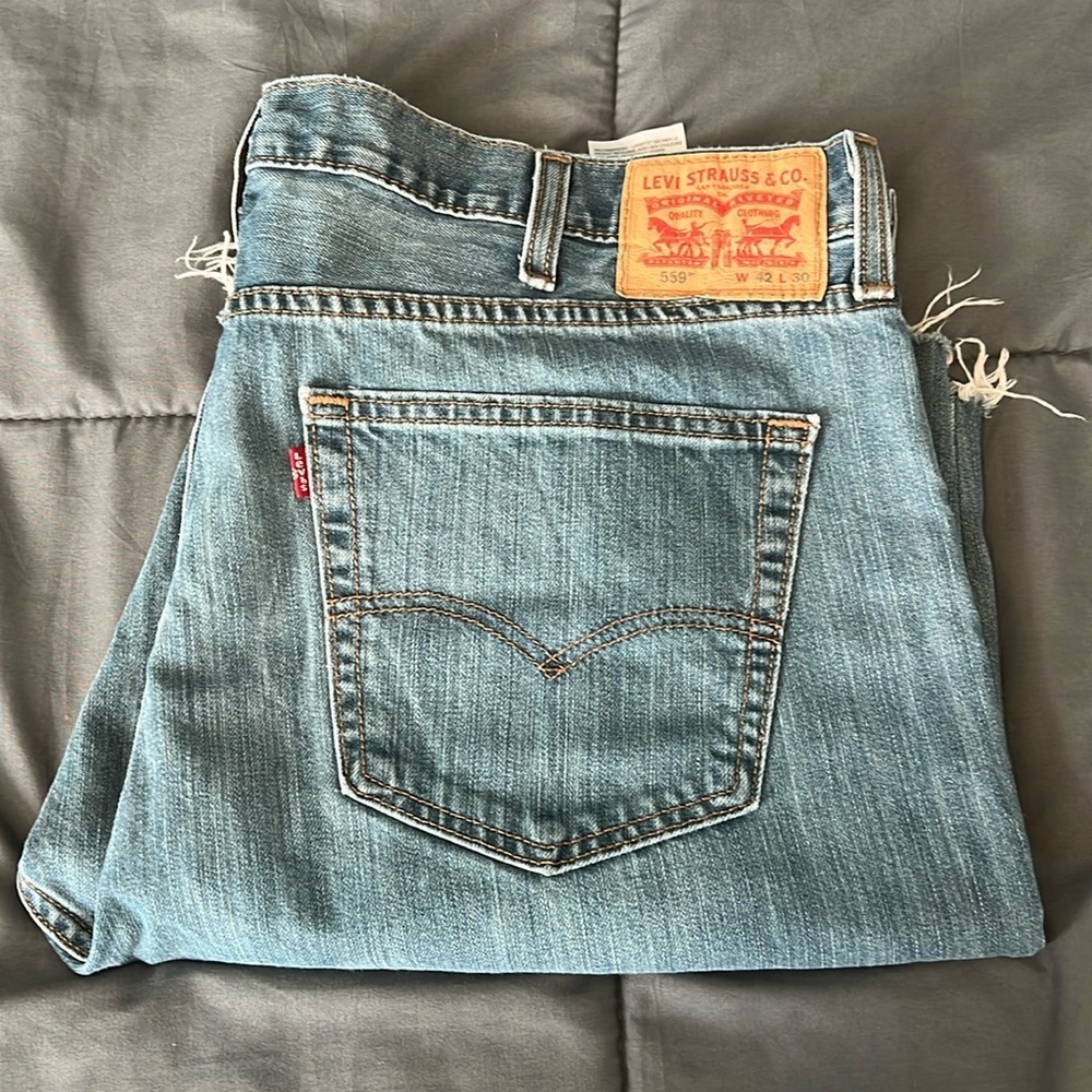 Levi’s 559 Relaxed Straight Leg Cut Off Short Size 42